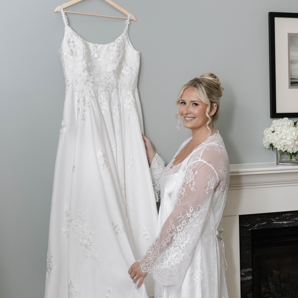 Elegant White Wedding Dress & Matching Veil - Picture 6 of 6